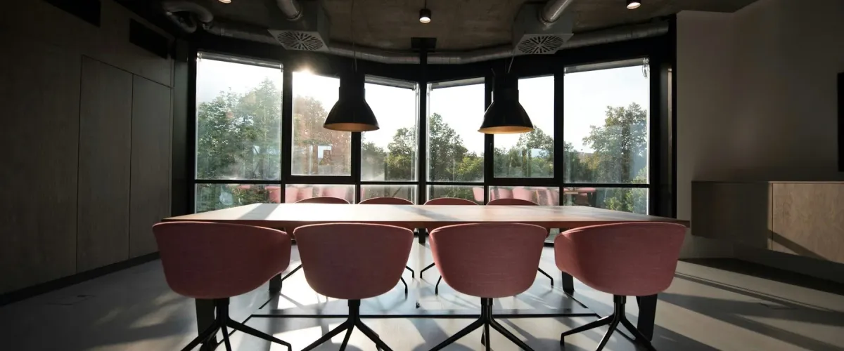 Une salle de réunion lumineuse au sein de notre cabinet