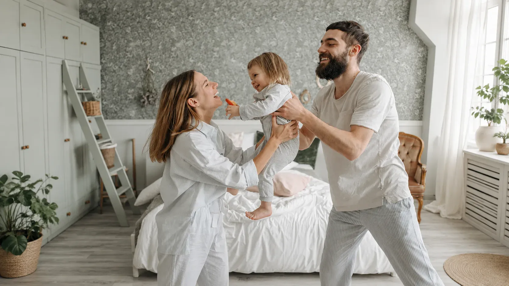 Une famille joue dans sa chambre en pyjama