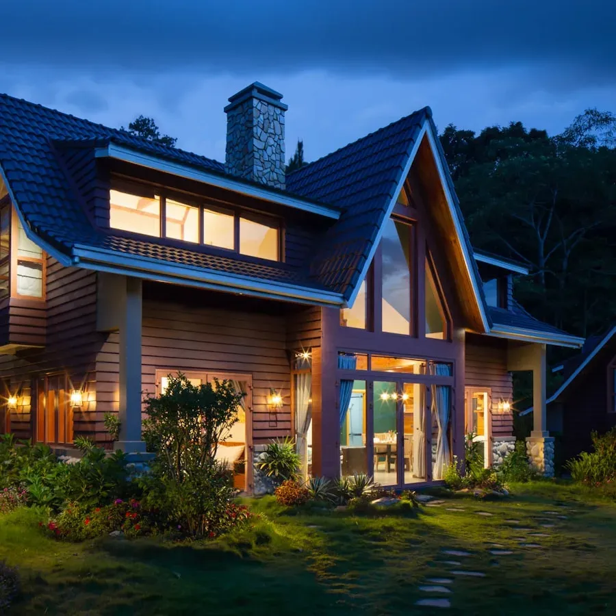 Maison chaleureuse éclairée le soir