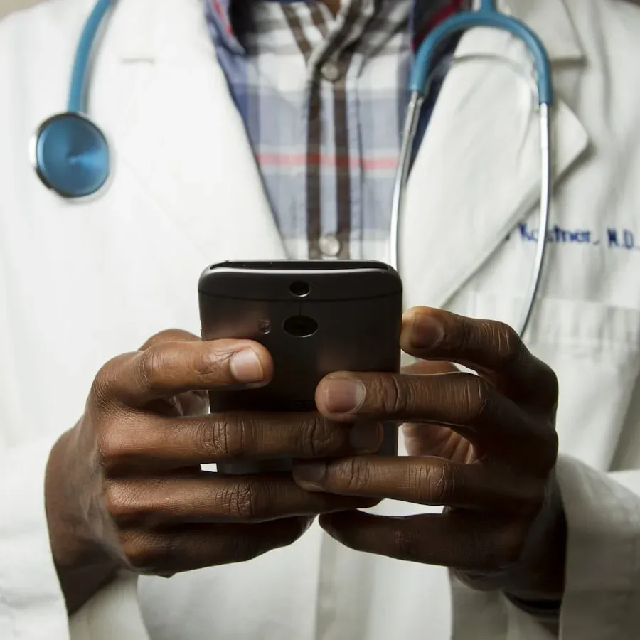 Médecin consultant son téléphone